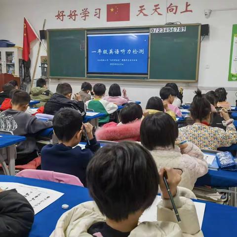 “心随耳动，阅读青春”——大沁他拉小学英语听力阅读活动纪实