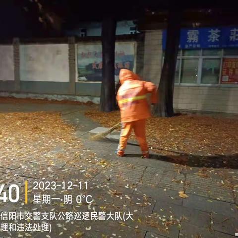 及时做好雨后落叶清扫工作 保障整洁干净道路卫生