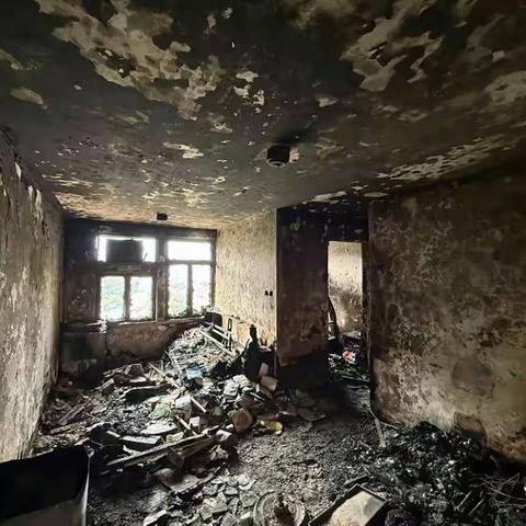 港火情痛警世人 私门勿堵逃生路 畅通公区才是 平安护身符