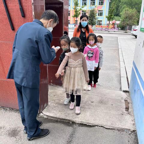 走进小学，感悟成长－－湾沟镇中心幼儿园参观小学活动报道