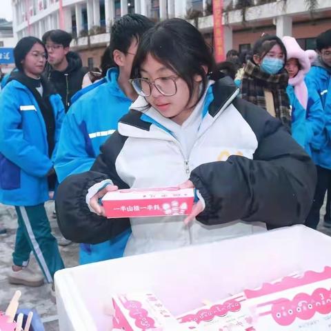 冬日校园 | 瑞雪到！邂逅校园雪景，快乐不止翻倍！城关中学第四期校园币礼品兑换活动