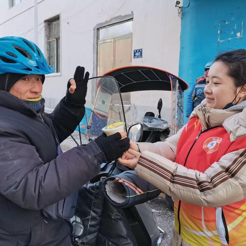 朝辉街道惠民社区开展“温情共传递 志愿暖人心”慰问外卖骑手文明实践活动