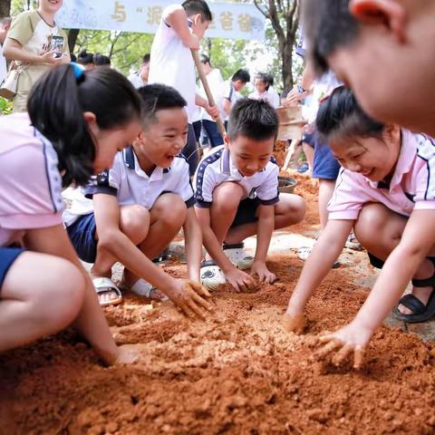 与“泥”一起，爸爸--金华外国语学校小蜜蜂中队