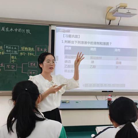 黄忠玉指导青年教师曾紫熙老师