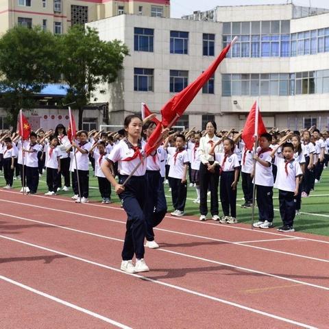 临淄区举办“红领巾爱祖国”主题队日示范活动暨稷下小学新队员入队仪式