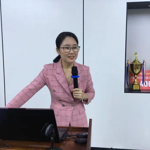 塑造美丽职工——秀英区职工活动中心开展彩妆公益培训活动