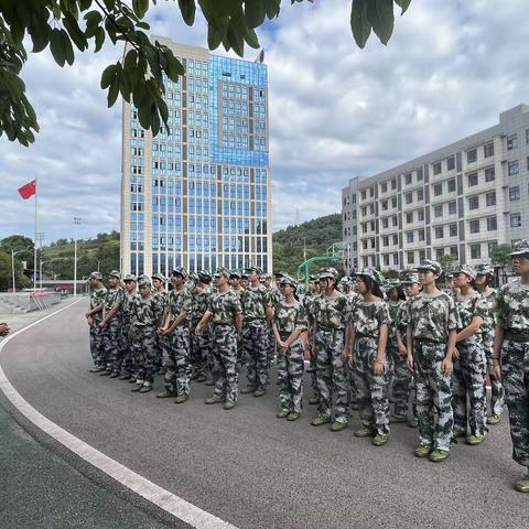 华西职业学校拓展训练丰富多彩