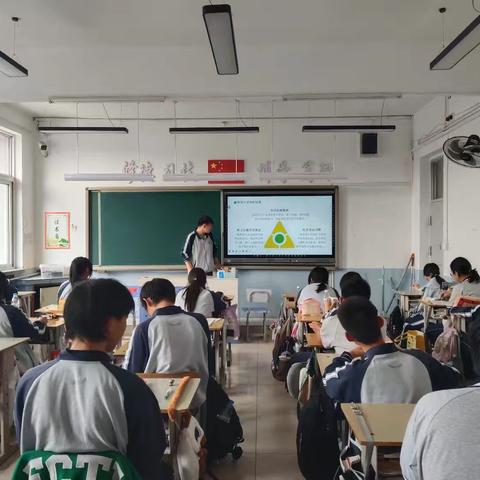 “传承劳动精神，绽放时代芳华”——23数字媒体主题班会