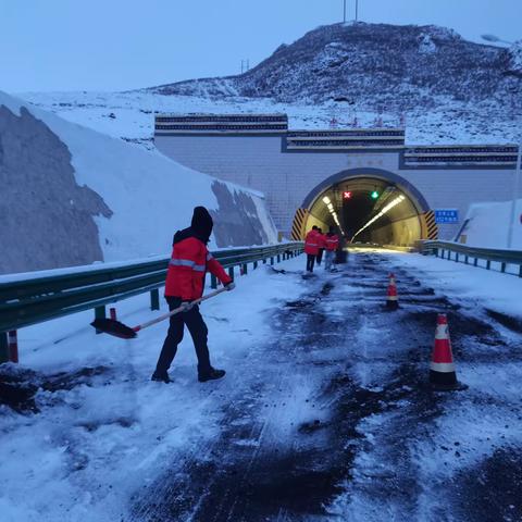 担当使命冲在前 除雪防滑保畅通——玛曲公路段全力开展防滑保畅工作