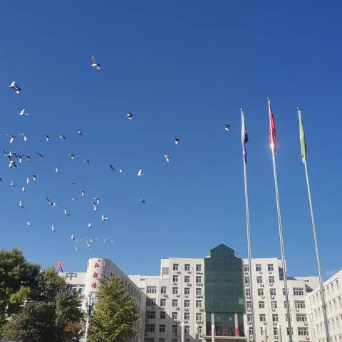 立德正仪 表里如一     ——记濂溪中学八年级仪容仪表和校服校牌穿戴专项检查