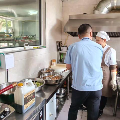 兴华小学联合市场监管局开展校园周边安全排查