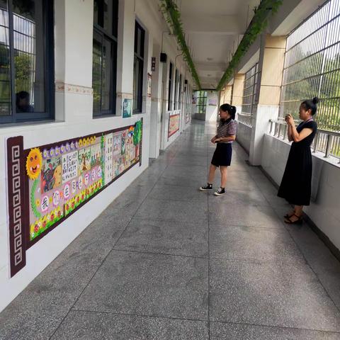 匠心巧布置，文化润童心——记濂溪中学小学部班级文化墙布置自查活动