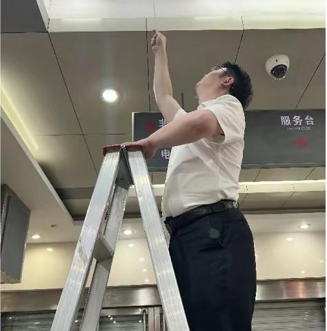 三里街支行开展天花板灯带清洁活动