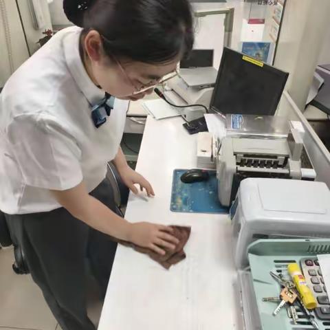 皖美工行服务 合肥海汇支行开展“迎端午·展新颜”环境卫生大扫除活动。