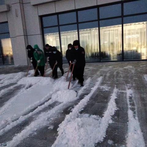 除雪护航保畅通 守护春运回家路