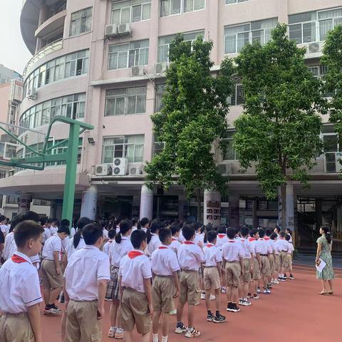 跟岗学习明方向，且思且行且珍惜 ——汕头市小学语文骨干教师跟岗实践 制作者：小学语文骨干教师跟岗学习第五组中的第二小组全体学员