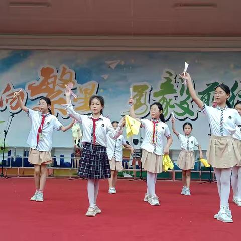 2024年5月27日惠城区江东学校六一文艺汇演彩排，杨芳，任桂芹二位老师组织京剧班参加。汇演的节目京剧联唱“卖水”“说唱脸谱”“奇袭白虎团” 红灯记“穷人的孩子早当家”“都有一颗红亮的心”红娘叫张一生