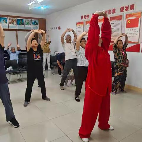 习八段锦强体魄 暖心陪伴慰人心——洪家楼街道计生协关爱失独家庭健身活动