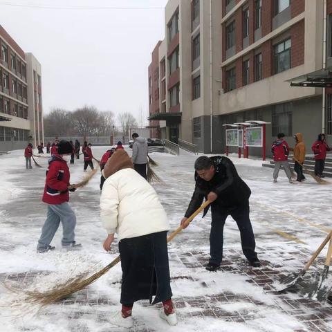 冬日暖人心 师生齐上阵——流坡坞镇中心小学东校区冬日扫雪爱满校园