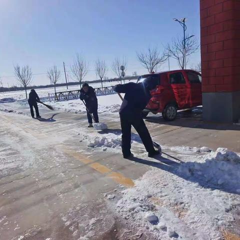 除雪保畅进行时——流坡坞镇中心小学东校区校园除雪