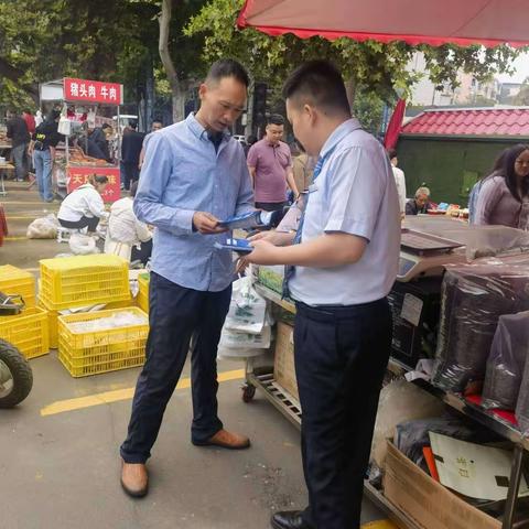 建行渭南华山大街支行走进西电市场开展反假货币宣传活动
