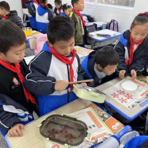 教学反思：二上2-2不同材料的餐具