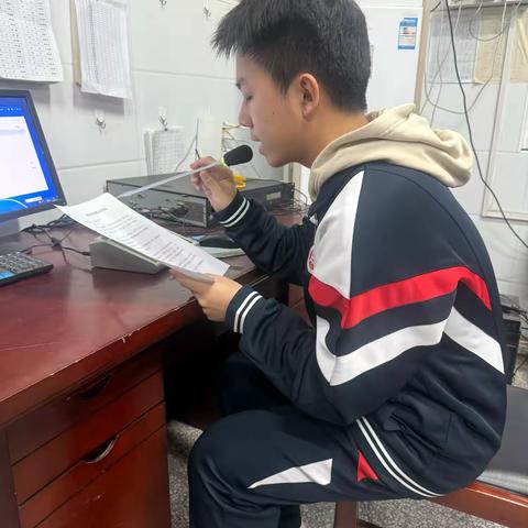 高二宏志级部爱国主义主题升旗仪式纪实