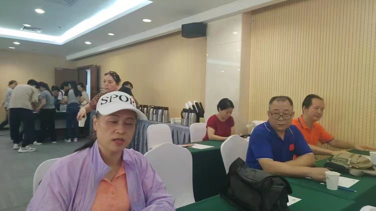 简篇-家庭护老 社区圳好——元墩头社区<a href=http://www.szlnxh.com/ target=_blank class=infotextkey>老年人</a>协会参加盐田区民政局主办的《家庭护老者》培训活动