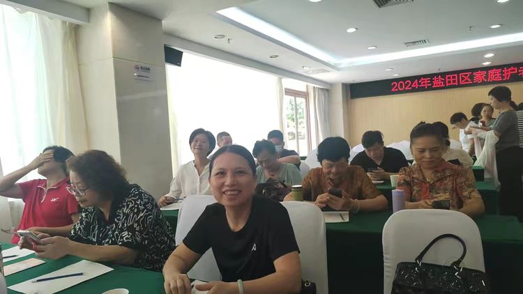 简篇-家庭护老 社区圳好——元墩头社区<a href=http://www.szlnxh.com/ target=_blank class=infotextkey>老年人</a>协会参加盐田区民政局主办的《家庭护老者》培训活动