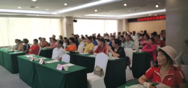 简篇-家庭护老 社区圳好——元墩头社区<a href=http://www.szlnxh.com/ target=_blank class=infotextkey>老年人</a>协会参加盐田区民政局主办的《家庭护老者》培训活动