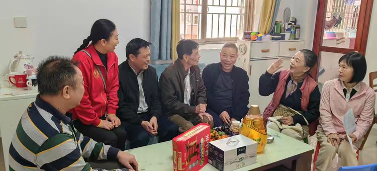 简篇-新年伊始送温暖 寒冬腊月暖人心——沙头角街道老协联合元墩头社区<a href=http://www.szlnxh.com/ target=_blank class=infotextkey>老年人</a>协会慰问长者活动