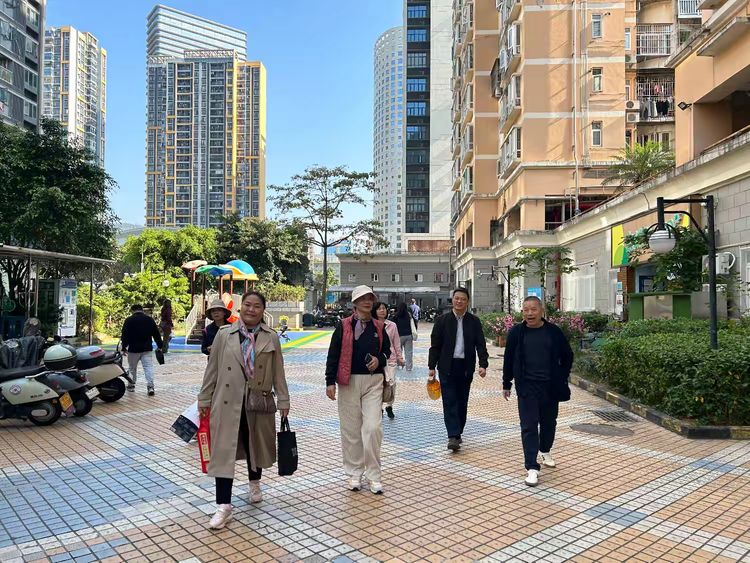 简篇-新年伊始送温暖 寒冬腊月暖人心——沙头角街道老协联合元墩头社区<a href=http://www.szlnxh.com/ target=_blank class=infotextkey>老年人</a>协会慰问长者活动