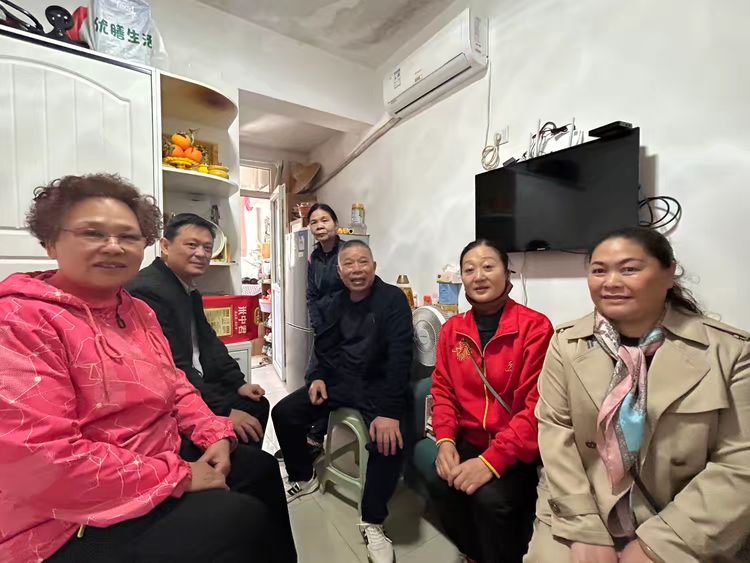 简篇-新年伊始送温暖 寒冬腊月暖人心——沙头角街道老协联合元墩头社区<a href=http://www.szlnxh.com/ target=_blank class=infotextkey>老年人</a>协会慰问长者活动
