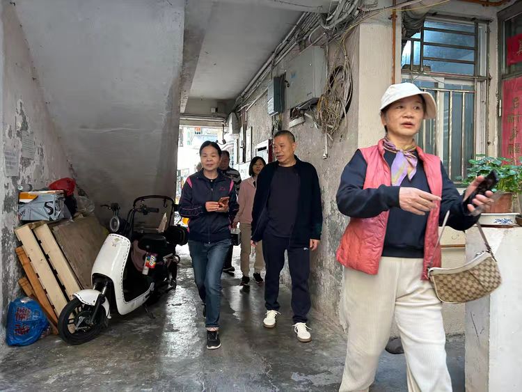简篇-新年伊始送温暖 寒冬腊月暖人心——沙头角街道老协联合元墩头社区<a href=http://www.szlnxh.com/ target=_blank class=infotextkey>老年人</a>协会慰问长者活动