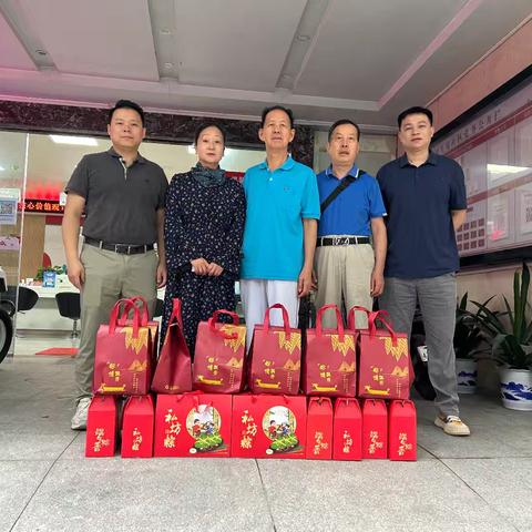 粽香传温情 端午系安康——沙头角社区党委联合元墩头社区老年人协会开展“端午送温暖”慰问活动