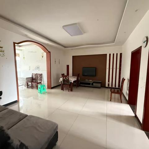 出租，东站旁，紫玉苑小区。大套二。房东自住的首次出租4楼。10000一年。☎️629647