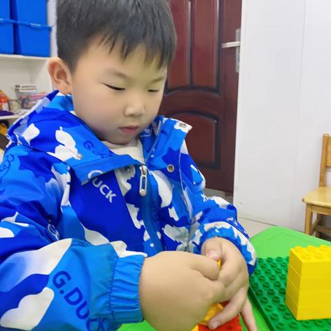 洛龙区第二实验小学附属幼儿园乐高搭建课——《旋转咖啡杯》