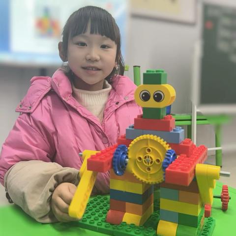 洛龙区第二实验小学附属幼儿园乐高搭建课——《冰球机器人》