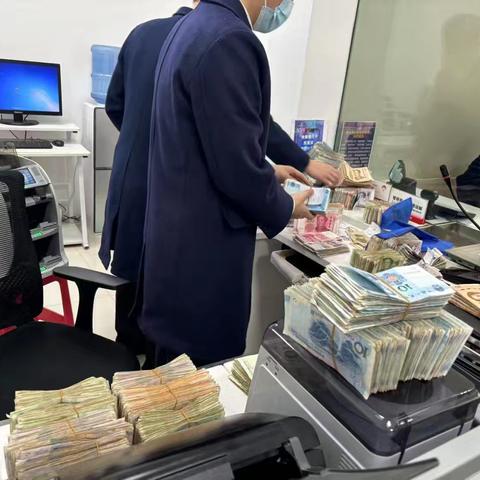 中信银行焦作分行营业部：耐心清点零钞，暖心服务客户