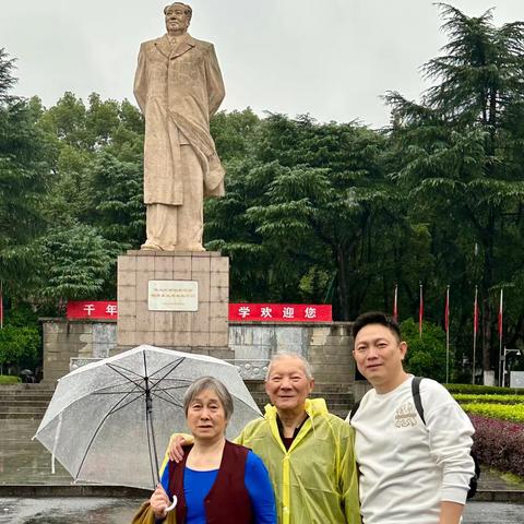 历三湘瞻伟人故里                 擎红旗庆生在华夏