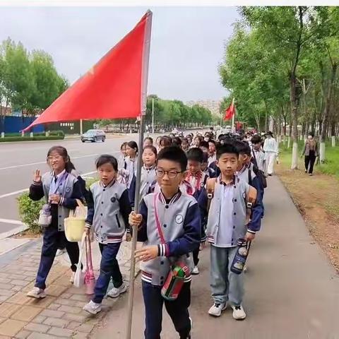 觅春光 踏春行—平邑县第三实验小学三年级踏“春”趣活动