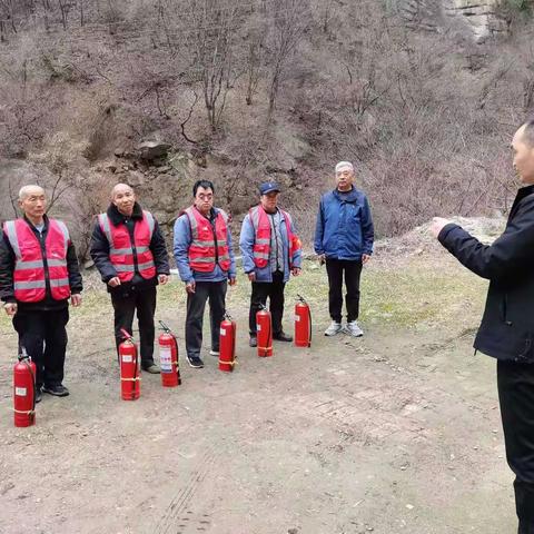 黄甫峪旅游公路管理公司举行防火消防演练