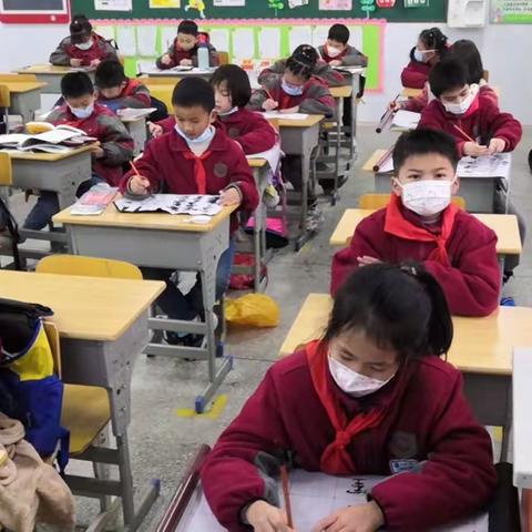 博才梅溪湖小学北校区五年级秋季班书法课堂