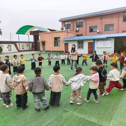 临汝镇第一中心幼儿园中班—— 传统游戏《桃花桃花朵朵开》