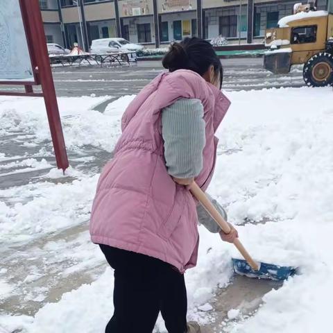 瑞雪满校园，除冰护安全————班枣蓝天实验学校扫雪除冰在行动