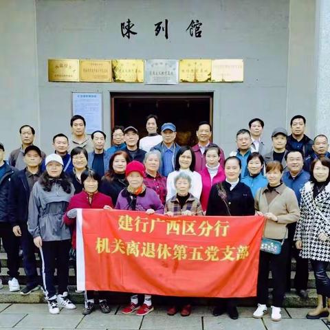 “温暖三月，浓情相伴。情暖三八，爱在行动”