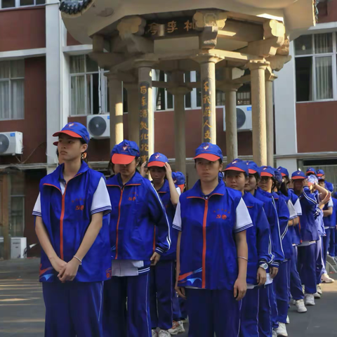 “洁净校园，有我贡献！”——陵水中学开展爱国卫生志愿服务活动