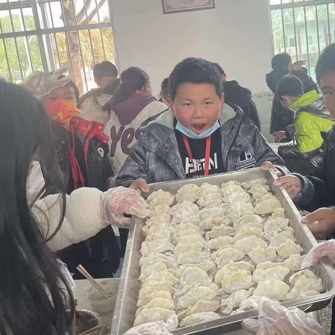 巧手包饺子，温暖迎元旦                                 ——大桥中学迎元旦包饺子活动