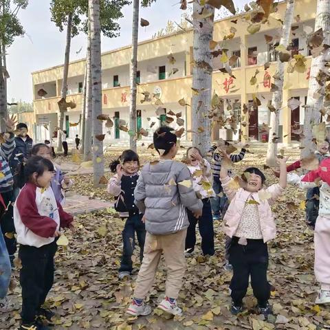 落叶拾趣·创意无限——沁阳市第二小学东校区开展落叶主题实践活动
