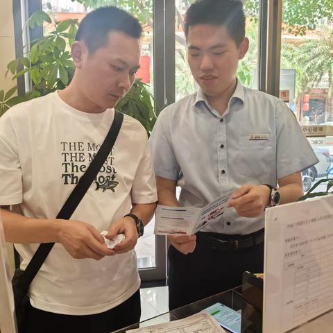 东方名城支行开展反假货币宣传月活动